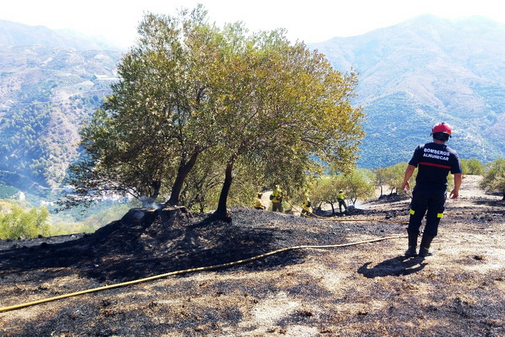 Bomberos de Almucar e Infoca sofocan un incendio en el Pago de Gelibra 